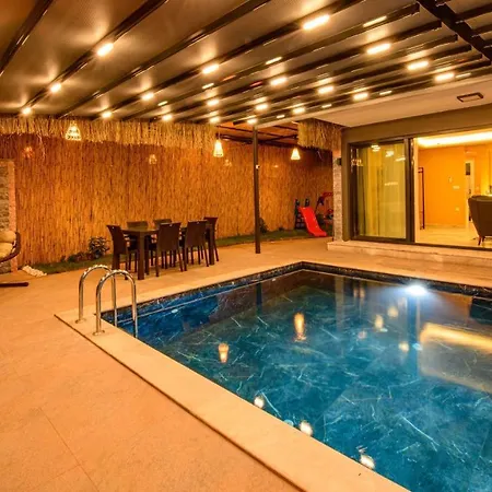 Soeguet 3 - 4 Bedroom With Jacuzzi In Vilă *